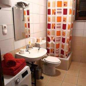 NOVI VINODOLSKI, KLENOVICA -  Kuća s apartmanima i pogledom na more