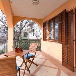 NOVI VINODOLSKI, KLENOVICA -  Kuća s apartmanima i pogledom na more