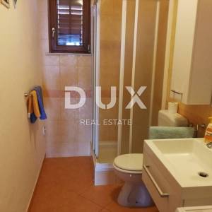 NOVI VINODOLSKI, KLENOVICA -  Kuća s apartmanima i pogledom na more