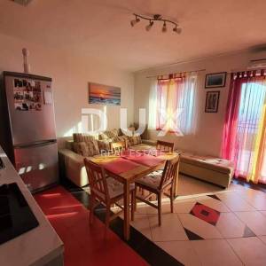 NOVI VINODOLSKI, KLENOVICA -  Kuća s apartmanima i pogledom na more