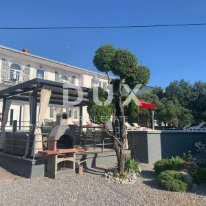 NOVI VINODOLSKI, KLENOVICA - INVESTICIJA! Luksuzna kuća za odmor 180m od mora
