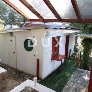 NOVI VINODOLSKI, KLENOVICA - samostojeća kuća s pogledom na more + okućnica! PRILIKA! 
