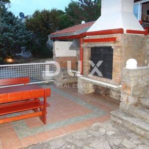 NOVI VINODOLSKI, KLENOVICA - samostojeća kuća s pogledom na more + okućnica! PRILIKA! 