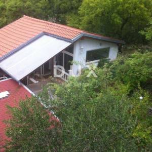 NOVI VINODOLSKI, KLENOVICA - samostojeća kuća s pogledom na more + okućnica! PRILIKA! 