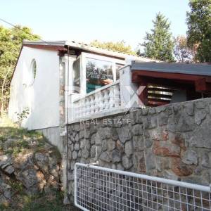 NOVI VINODOLSKI, KLENOVICA - samostojeća kuća s pogledom na more + okućnica! PRILIKA! 