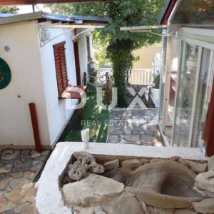 NOVI VINODOLSKI, KLENOVICA - samostojeća kuća s pogledom na more + okućnica! PRILIKA! 