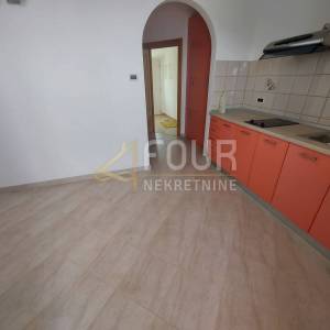 Novi Vinodolski, kuća 1. red do mora + vez za barku