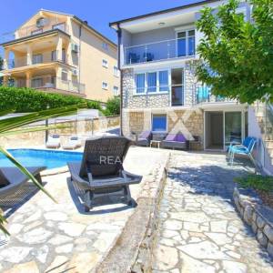 NOVI VINODOLSKI - kuća s bazenom, 2. red od mora