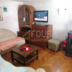 Novi Vinodolski, kuća s dva stana i pogledom na more, 133m2