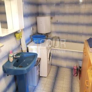 Novi Vinodolski, kuća s dva stana i pogledom na more, 133m2