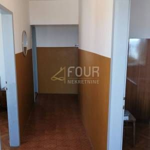Novi Vinodolski, kuća s dva stana i pogledom na more, 133m2