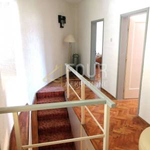 Novi Vinodolski, kuća s dva stana i pogledom na more, 133m2