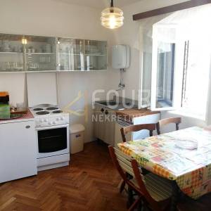 Novi Vinodolski, kuća s dva stana i pogledom na more, 133m2