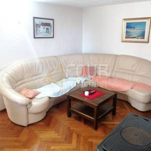 Novi Vinodolski, kuća s dva stana i pogledom na more, 133m2