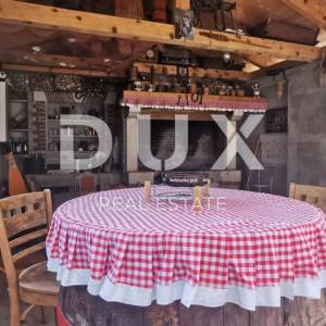 NOVI VINODOLSKI - Kuća s impresivnom okućnicom samo 150m od mora