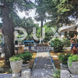 NOVI VINODOLSKI - Kuća s impresivnom okućnicom samo 150m od mora
