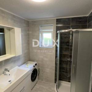 NOVI VINODOLSKI - Kuća s okućnicom u centru