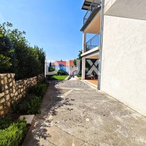NOVI VINODOLSKI - Kuća sa 3 apartmana, 150 metara od mora, panoramski pogled!