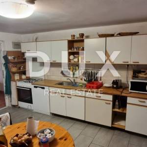 NOVI VINODOLSKI - Kuća sa tri apartmana, okućnicom, parkingom i pogledom na more