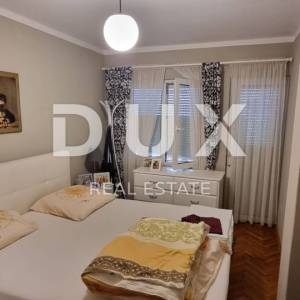 NOVI VINODOLSKI - Kuća sa tri apartmana, okućnicom, parkingom i pogledom na more