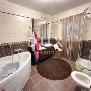 NOVI VINODOLSKI - Kuća sa tri apartmana, okućnicom, parkingom i pogledom na more