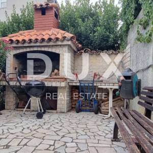 NOVI VINODOLSKI - Kuća sa tri apartmana, okućnicom, parkingom i pogledom na more