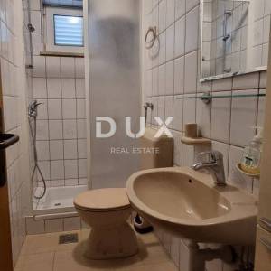 NOVI VINODOLSKI - Kuća sa tri apartmana, okućnicom, parkingom i pogledom na more