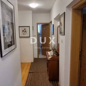 NOVI VINODOLSKI - Kuća sa tri apartmana, okućnicom, parkingom i pogledom na more