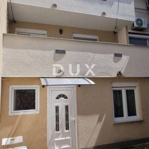 NOVI VINODOLSKI - Kuća u centru, 150m od mora