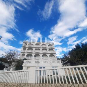 NOVI VINODOLSKI - kuća / villa 1134m2 s apartmanima s panoramskim pogledom na more i bazenom + okućnica 1750m2