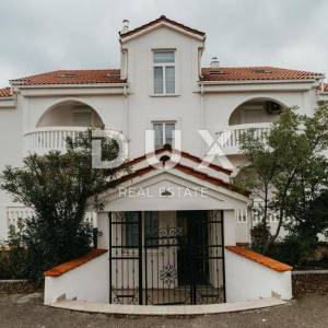 NOVI VINODOLSKI - kuća / villa 1134m2 s apartmanima s panoramskim pogledom na more i bazenom + okućnica 1750m2