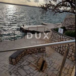 NOVI VINODOLSKI - kuća / villa 1134m2 s apartmanima s panoramskim pogledom na more i bazenom + okućnica 1750m2