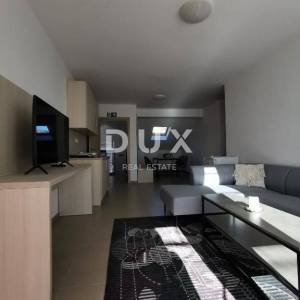 NOVI VINODOLSKI - kuća / villa 1134m2 s apartmanima s panoramskim pogledom na more i bazenom + okućnica 1750m2