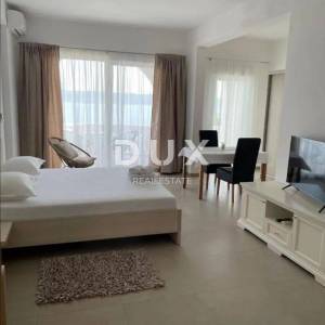 NOVI VINODOLSKI - kuća / villa 1134m2 s apartmanima s panoramskim pogledom na more i bazenom + okućnica 1750m2