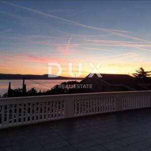 NOVI VINODOLSKI - kuća / villa 1134m2 s apartmanima s panoramskim pogledom na more i bazenom + okućnica 1750m2