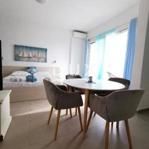 NOVI VINODOLSKI - kuća / villa 1134m2 s apartmanima s panoramskim pogledom na more i bazenom + okućnica 1750m2