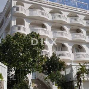 NOVI VINODOLSKI - kuća / villa 1134m2 s apartmanima s panoramskim pogledom na more i bazenom + okućnica 1750m2