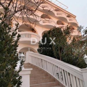 NOVI VINODOLSKI - kuća / villa 1134m2 s apartmanima s panoramskim pogledom na more i bazenom + okućnica 1750m2