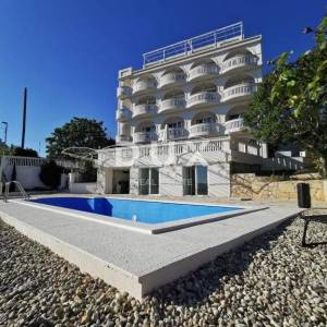 NOVI VINODOLSKI - kuća / villa 1134m2 s apartmanima s panoramskim pogledom na more i bazenom + okućnica 1750m2