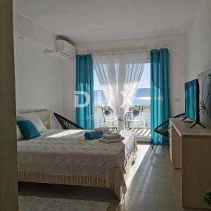 NOVI VINODOLSKI - kuća / villa 1134m2 s apartmanima s panoramskim pogledom na more i bazenom + okućnica 1750m2