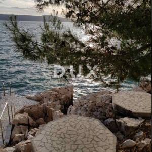 NOVI VINODOLSKI - kuća / villa 1134m2 s apartmanima s panoramskim pogledom na more i bazenom + okućnica 1750m2