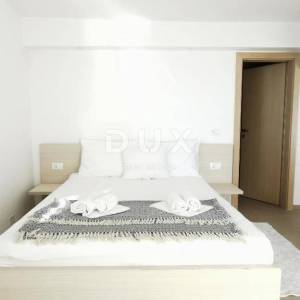 NOVI VINODOLSKI - kuća / villa 1134m2 s apartmanima s panoramskim pogledom na more i bazenom + okućnica 1750m2