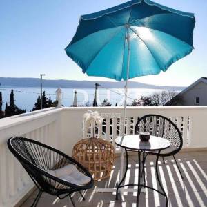 NOVI VINODOLSKI - kuća / villa 1134m2 s apartmanima s panoramskim pogledom na more i bazenom + okućnica 1750m2