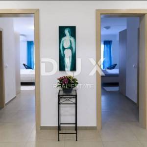 NOVI VINODOLSKI - kuća / villa 1134m2 s apartmanima s panoramskim pogledom na more i bazenom + okućnica 1750m2