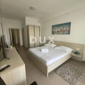 NOVI VINODOLSKI - kuća / villa 1134m2 s apartmanima s panoramskim pogledom na more i bazenom + okućnica 1750m2