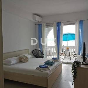 NOVI VINODOLSKI - kuća / villa 1134m2 s apartmanima s panoramskim pogledom na more i bazenom + okućnica 1750m2