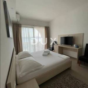 NOVI VINODOLSKI - kuća / villa 1134m2 s apartmanima s panoramskim pogledom na more i bazenom + okućnica 1750m2