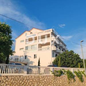 NOVI VINODOLSKI - kuća / villa 1134m2 s apartmanima s panoramskim pogledom na more i bazenom + okućnica 1750m2
