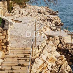 NOVI VINODOLSKI - kuća / villa 1134m2 s apartmanima s panoramskim pogledom na more i bazenom + okućnica 1750m2