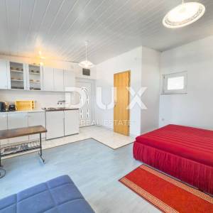 NOVI VINODOLSKI - Kvalitetna kuća s 4 apartmana blizu centra